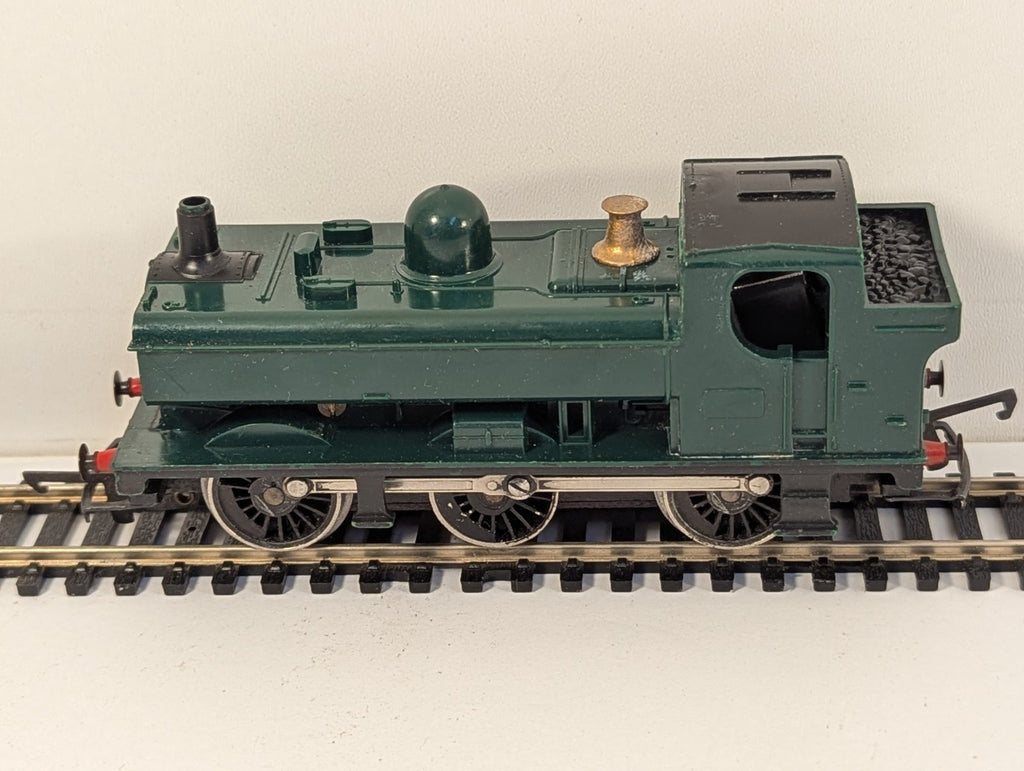 Hornby R041 OO Gauge GWR Green 0-6-0 Pannier Tank Repainted