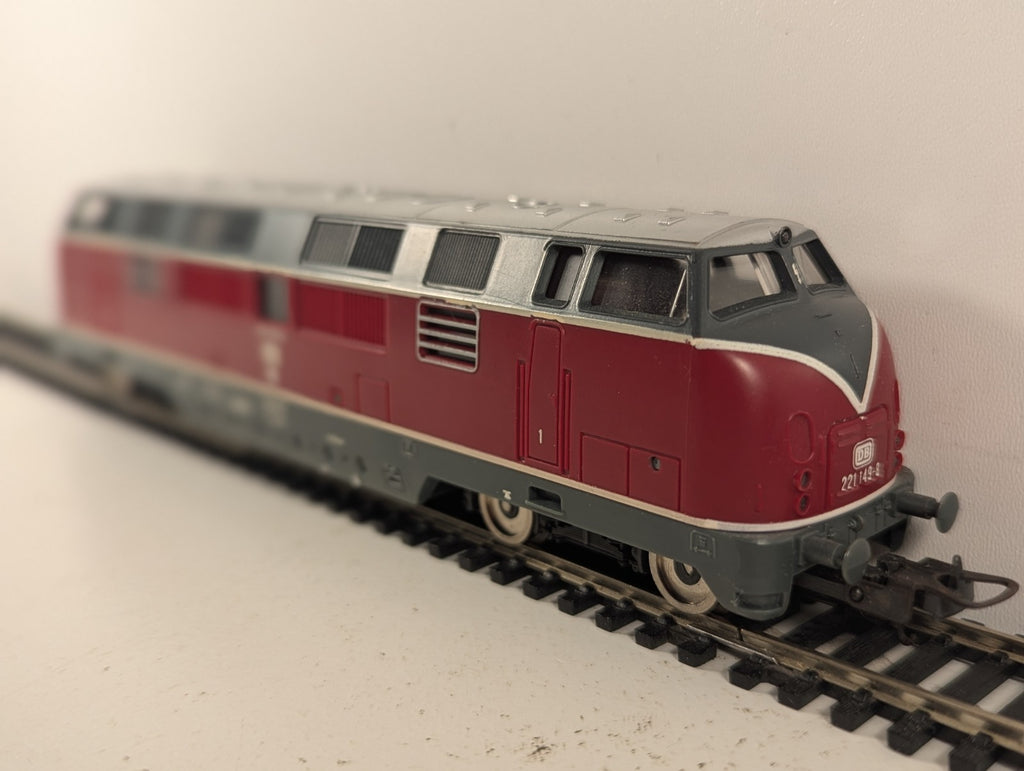 Lima HO Gauge DB Class 221 Diesel Locomotive 221 149-8 DB Crimson & Grey