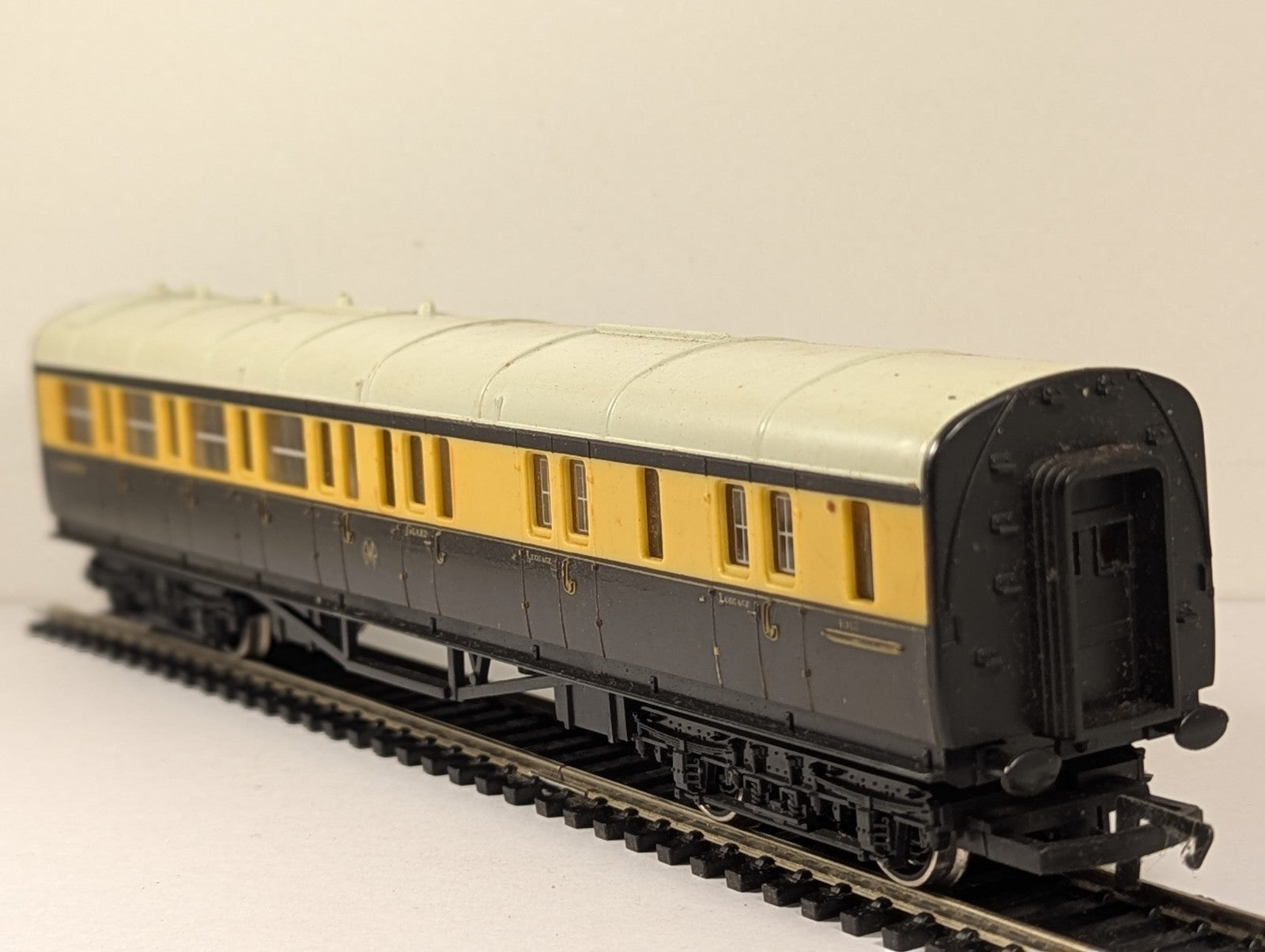 Hornby OO Gauge GWR Clerestory Brake Third Class passenger coach model on track