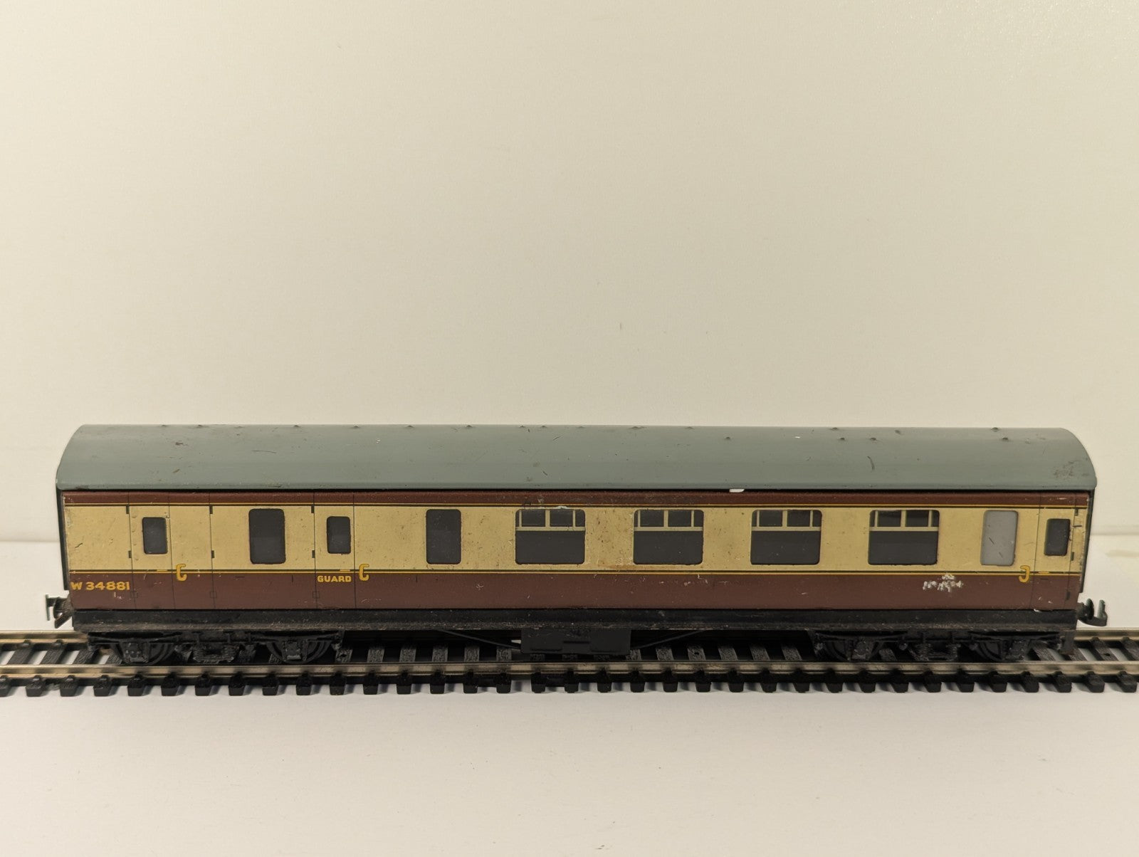 Hornby Dublo OO Gauge Stanier Brake Coach Chocolate & Cream
