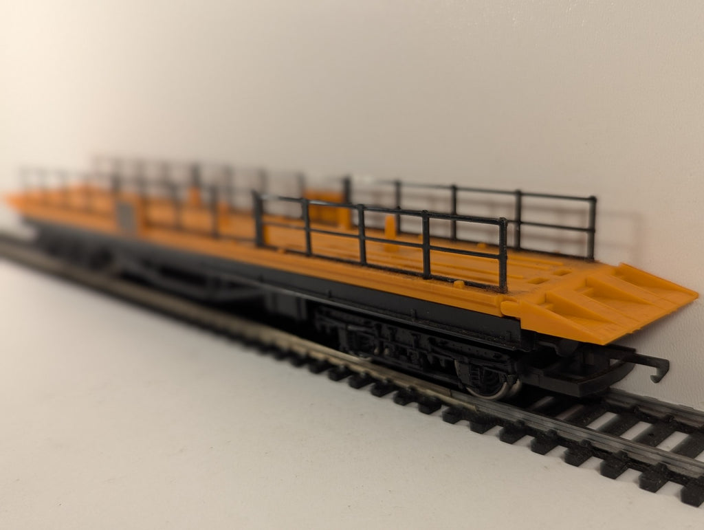 Hornby OO Gauge Ferry Ramp Wagon Goods Wagon Orange / Black R127