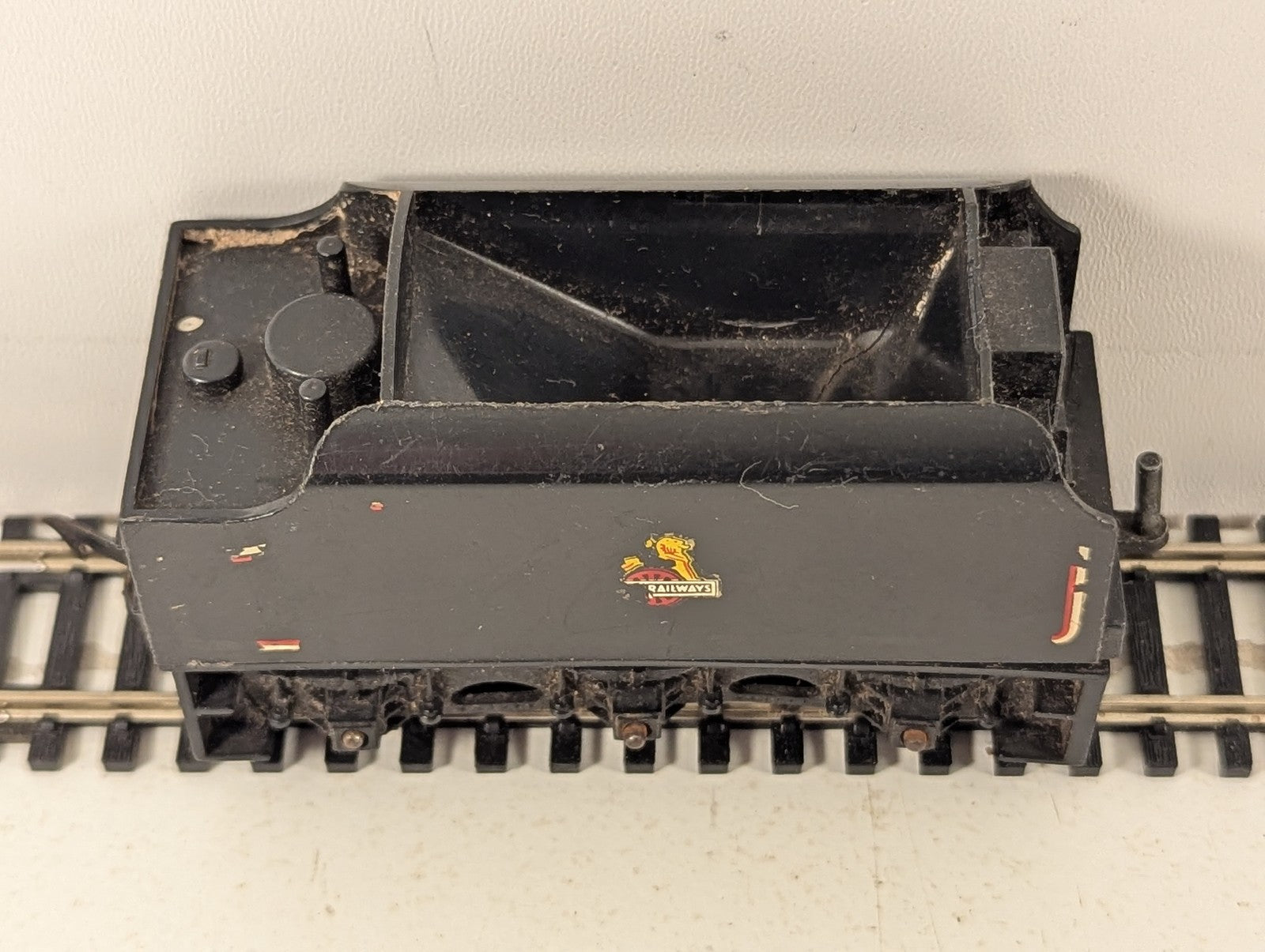 Tri-ang OO Gauge BR 6-Wheel Tender BR Black (Early Emblem) R30