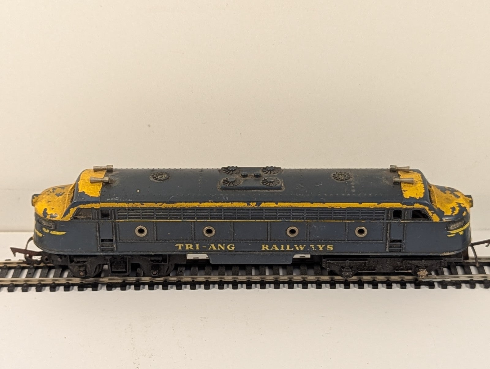 Tri-ang Railways R159 Double-Ended Diesel Locomotive OO Gauge - Needs Attention