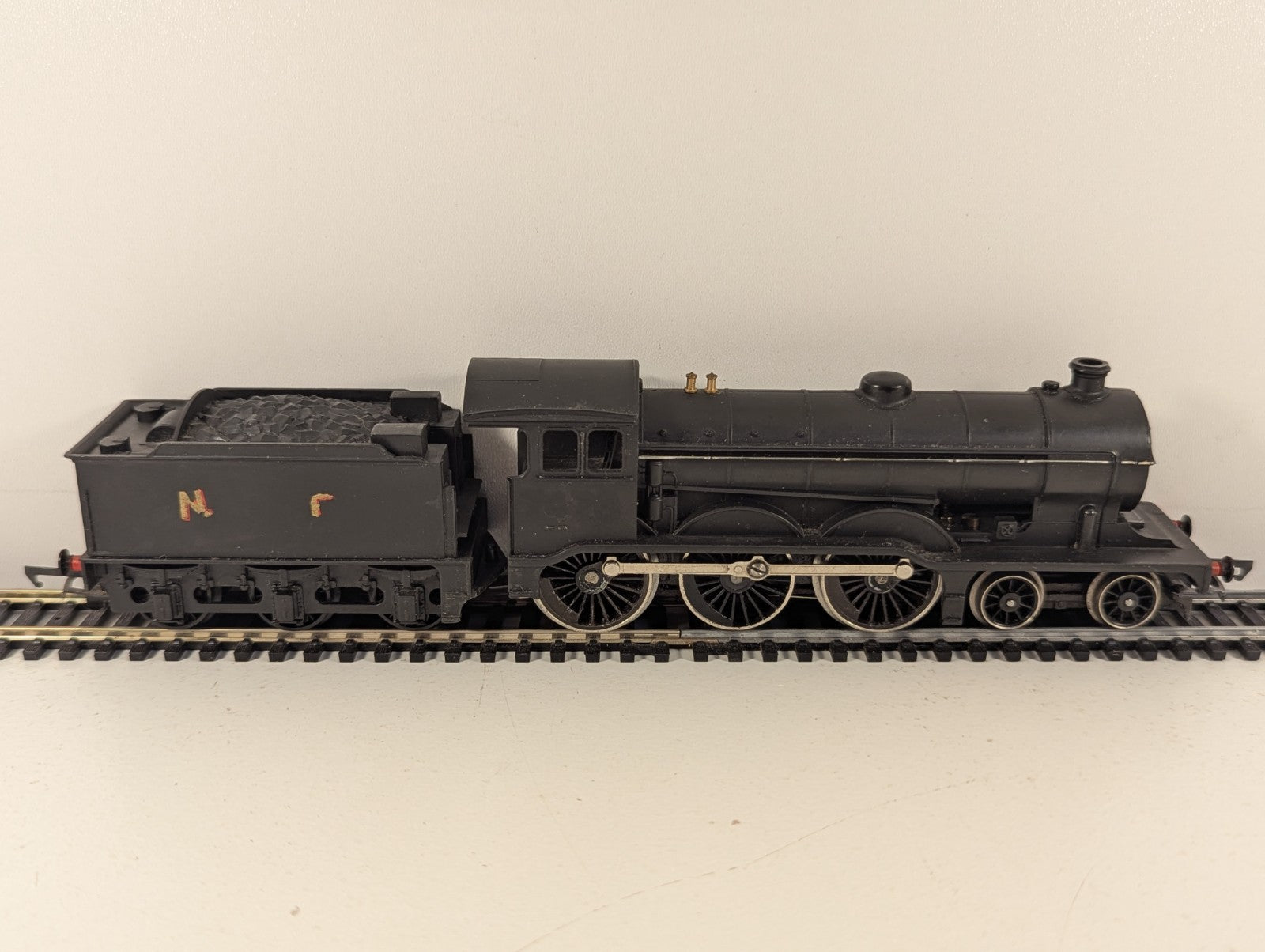 Hornby R150 OO Gauge LNER Class B12 LNER Wartime Black - Boxed