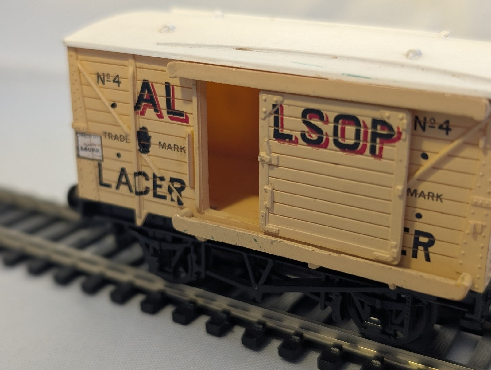 Mainline 37138 12T Single Vent Van “Allsopp's”