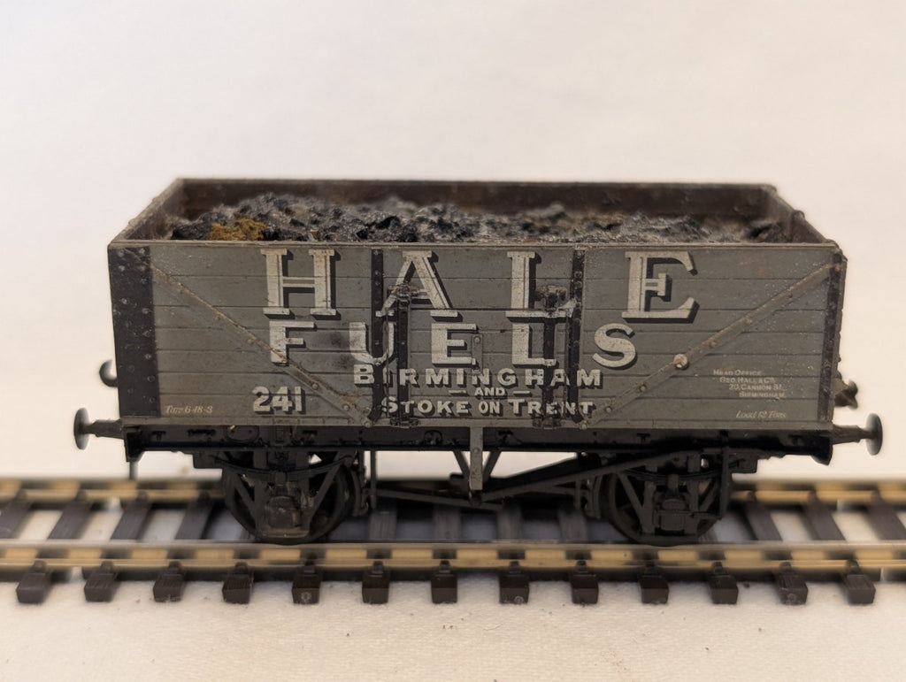Airfix OO Gauge 7 Plank Wagon Hale Fuels Goods Wagon 241 Hale Fuels