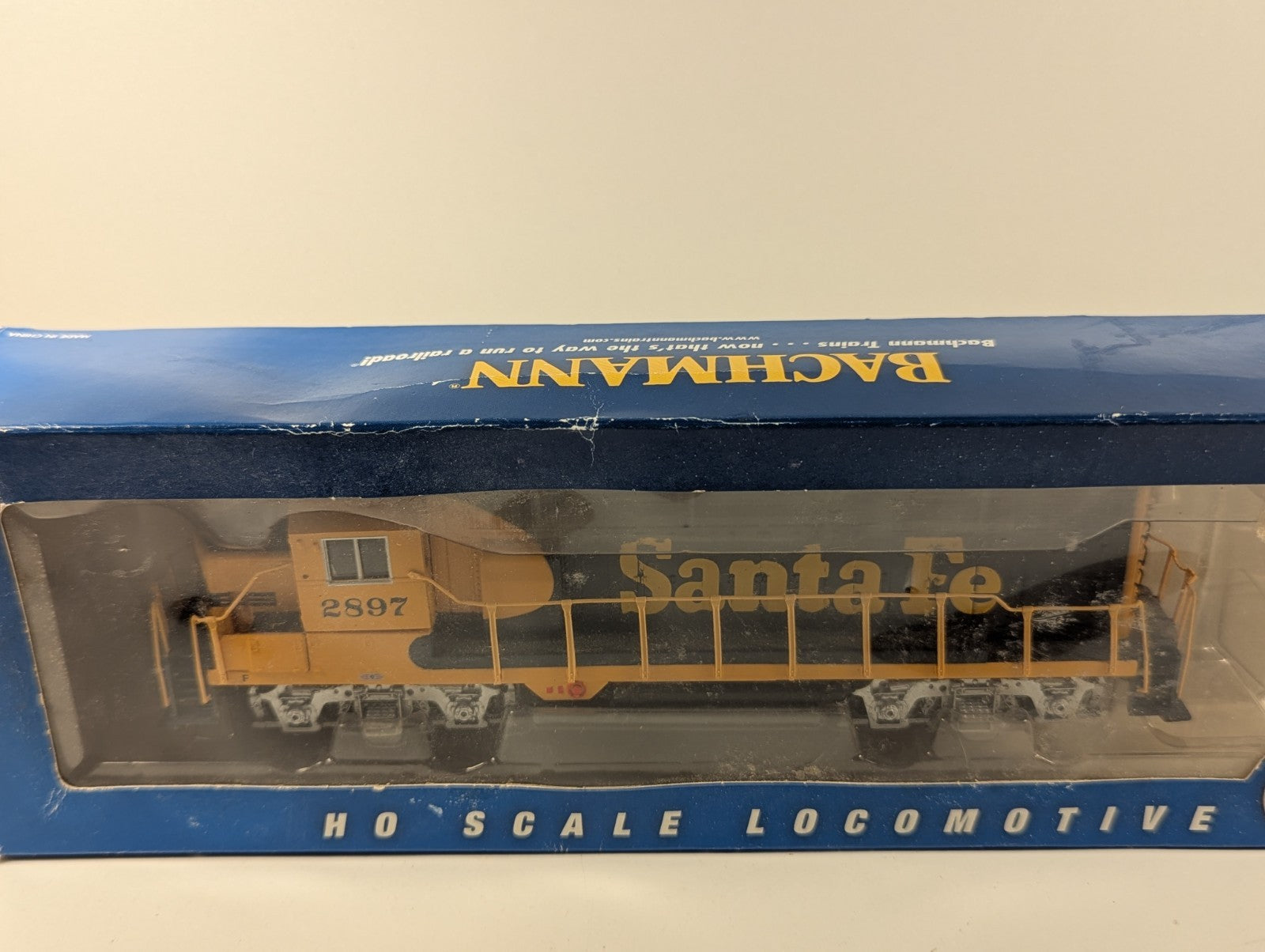 Bachmann HO Scale EMD GP35 Diesel Locomotive – Santa Fe “War Bonnet” Livery