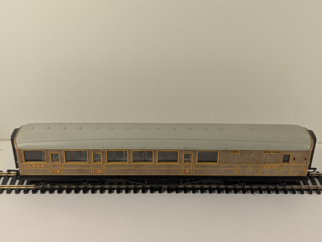 Hornby RailRoad OO Gauge LNER Teak Brake Coach