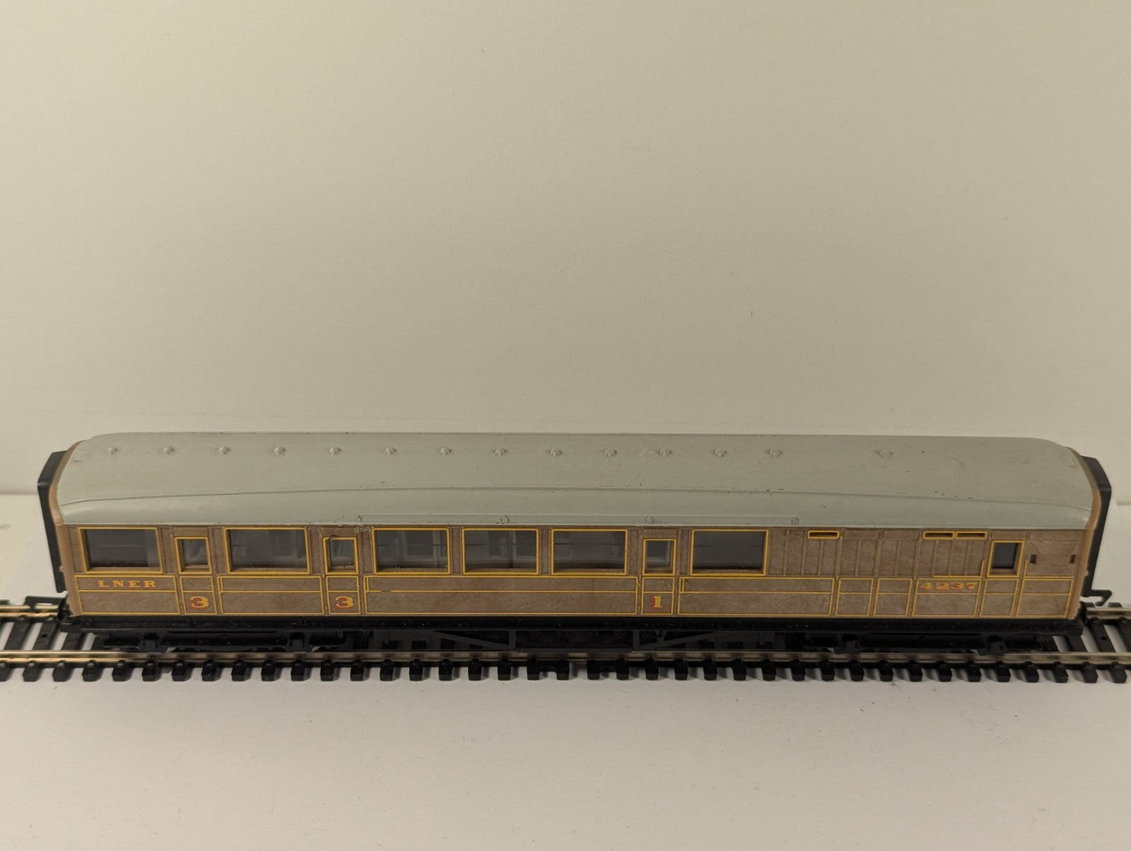 Hornby RailRoad OO Gauge LNER Teak Brake Coach