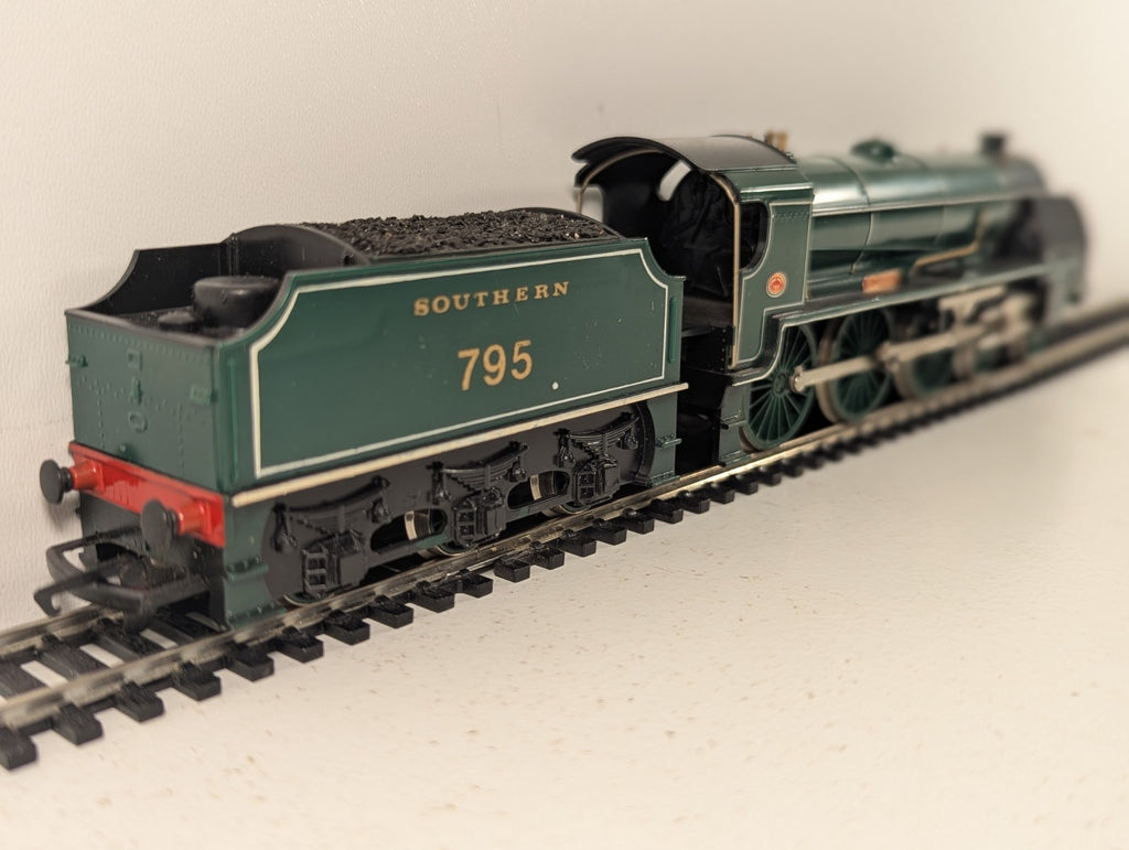 Hornby OO Gauge King Arthur Class 'Sir Dinadan' Steam Locomotive 79