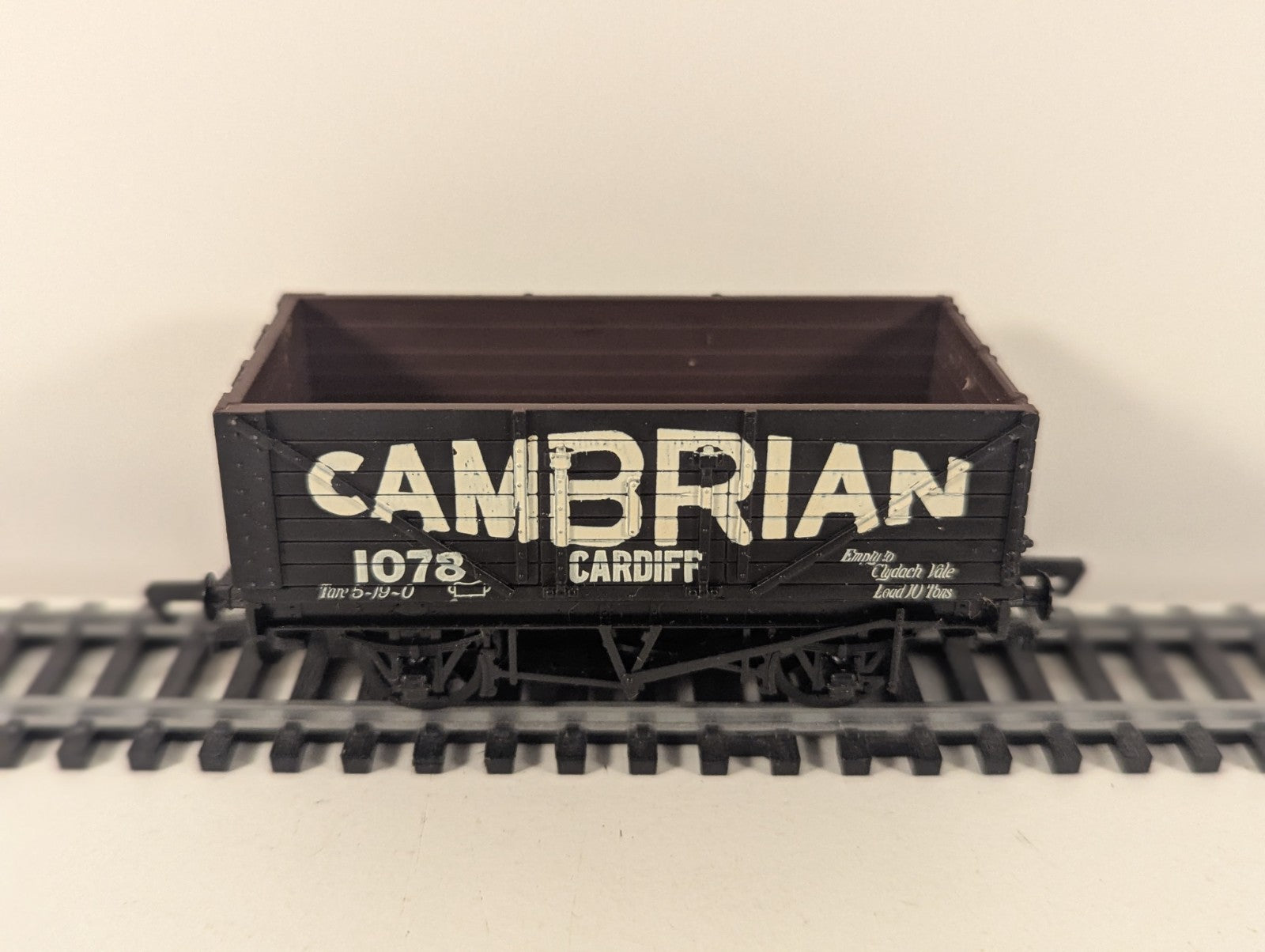 Mainline OO Cambrian Cardiff 7 Plank Wagon 1078
