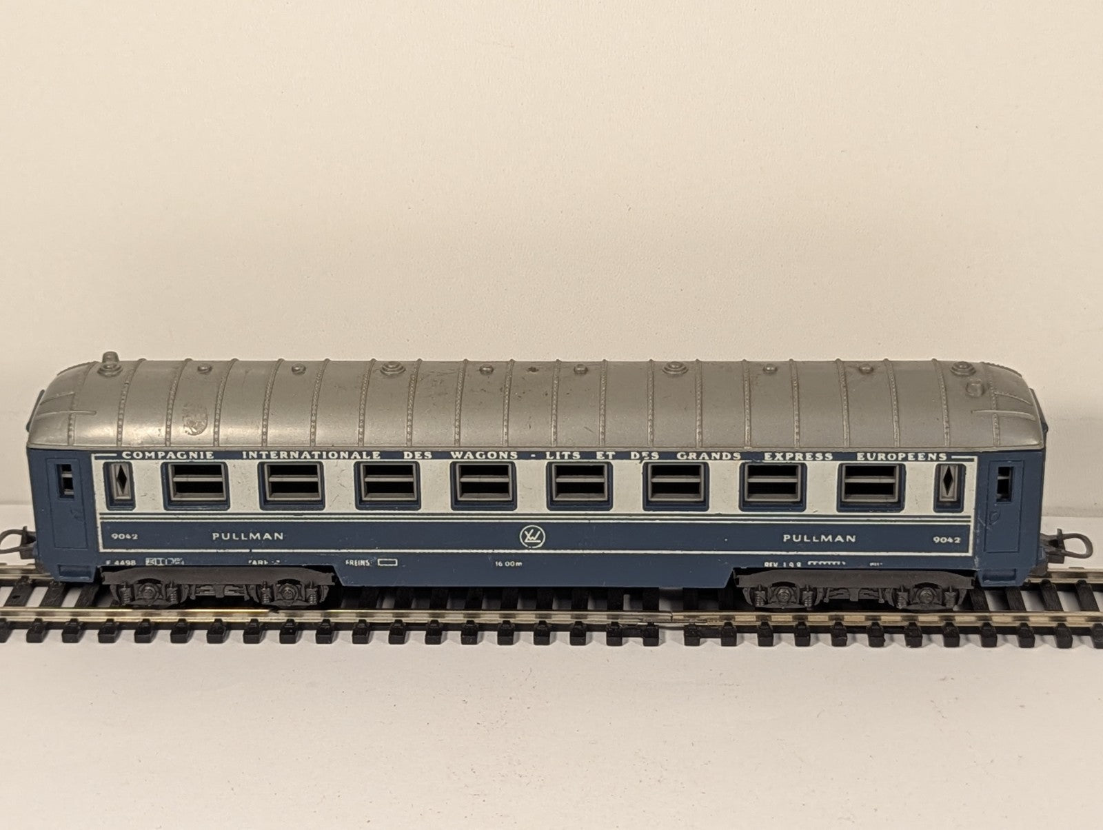 Lima AQ136 OO Gauge CIWL Pullman Coach