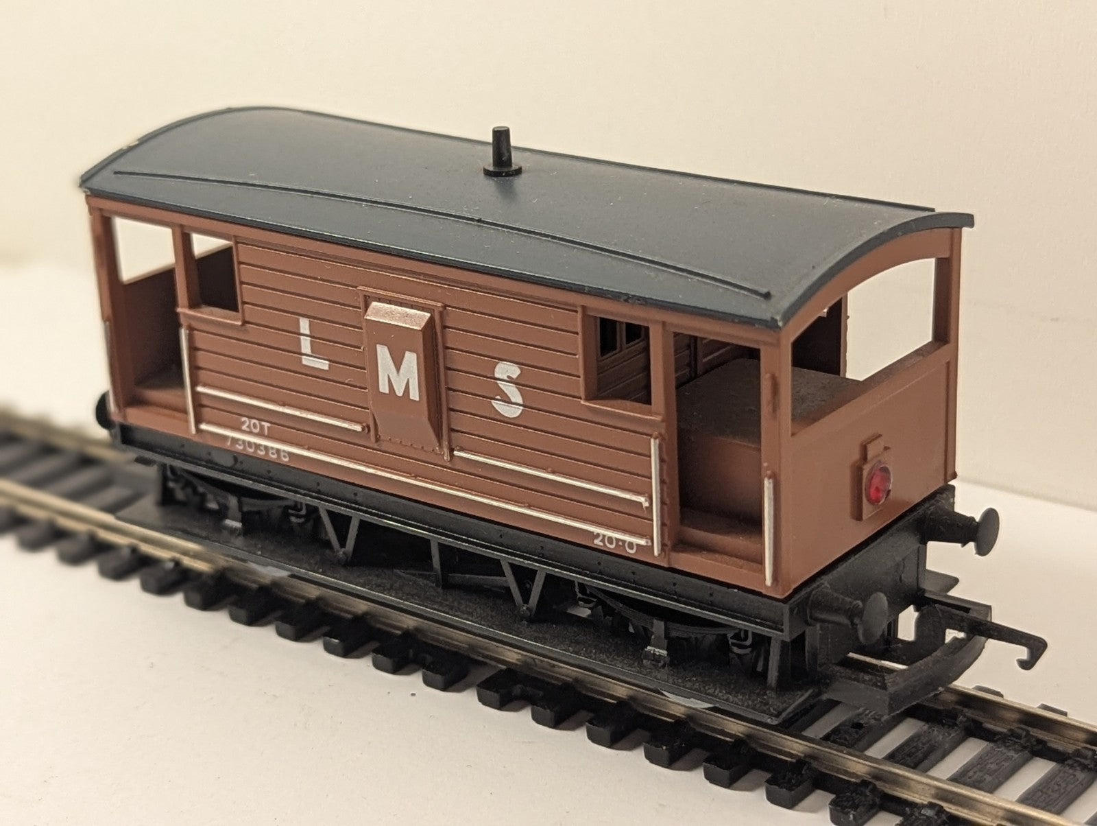 Hornby R718 OO Gauge LMS 20 Ton Goods Brake Van