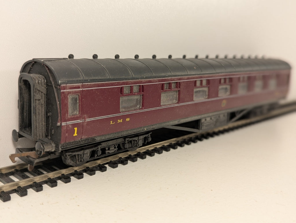 Mainline OO Gauge LMS Maroon Corridor Composite Coach