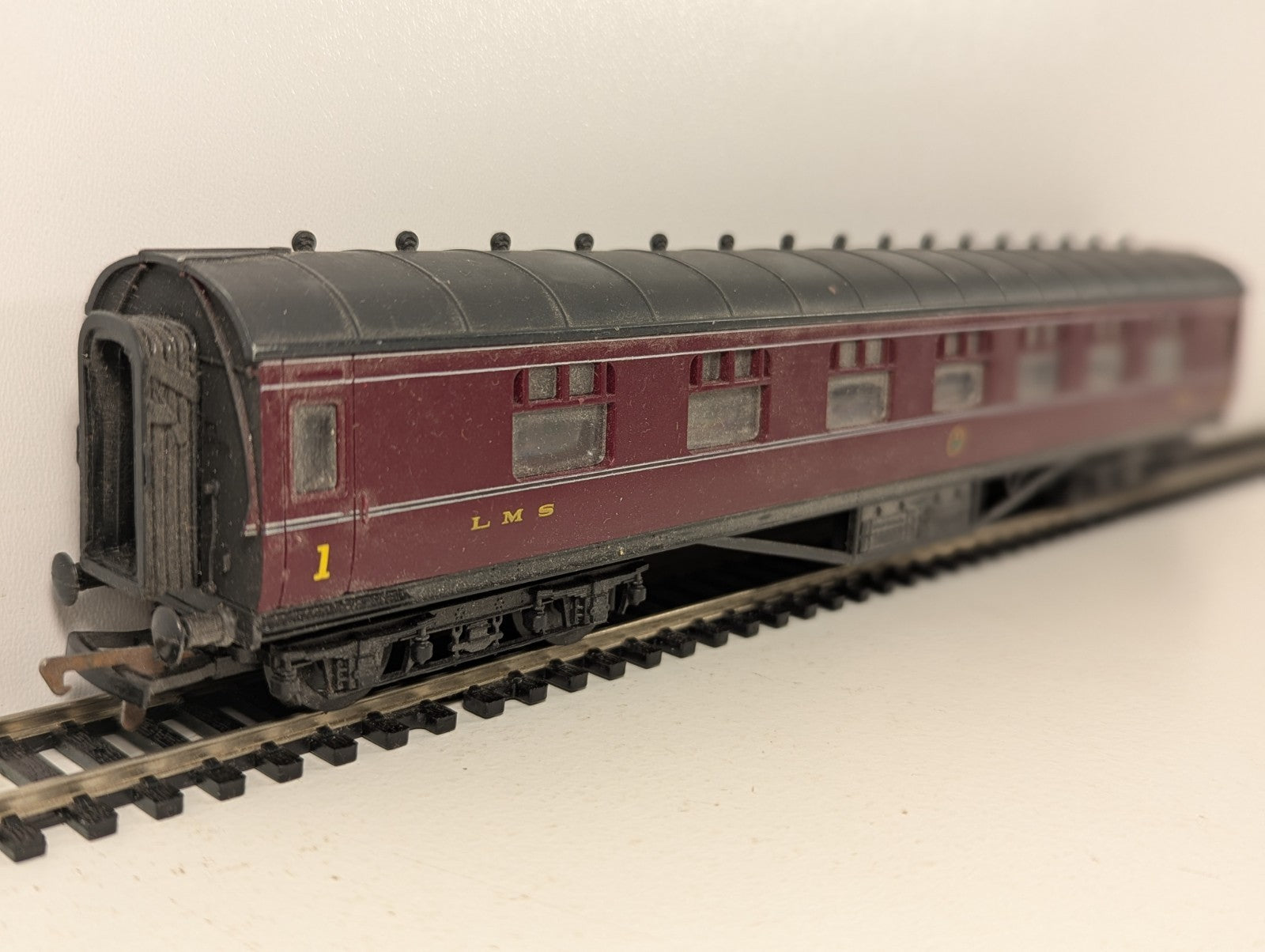 Mainline OO Gauge LMS Maroon Corridor Composite Coach