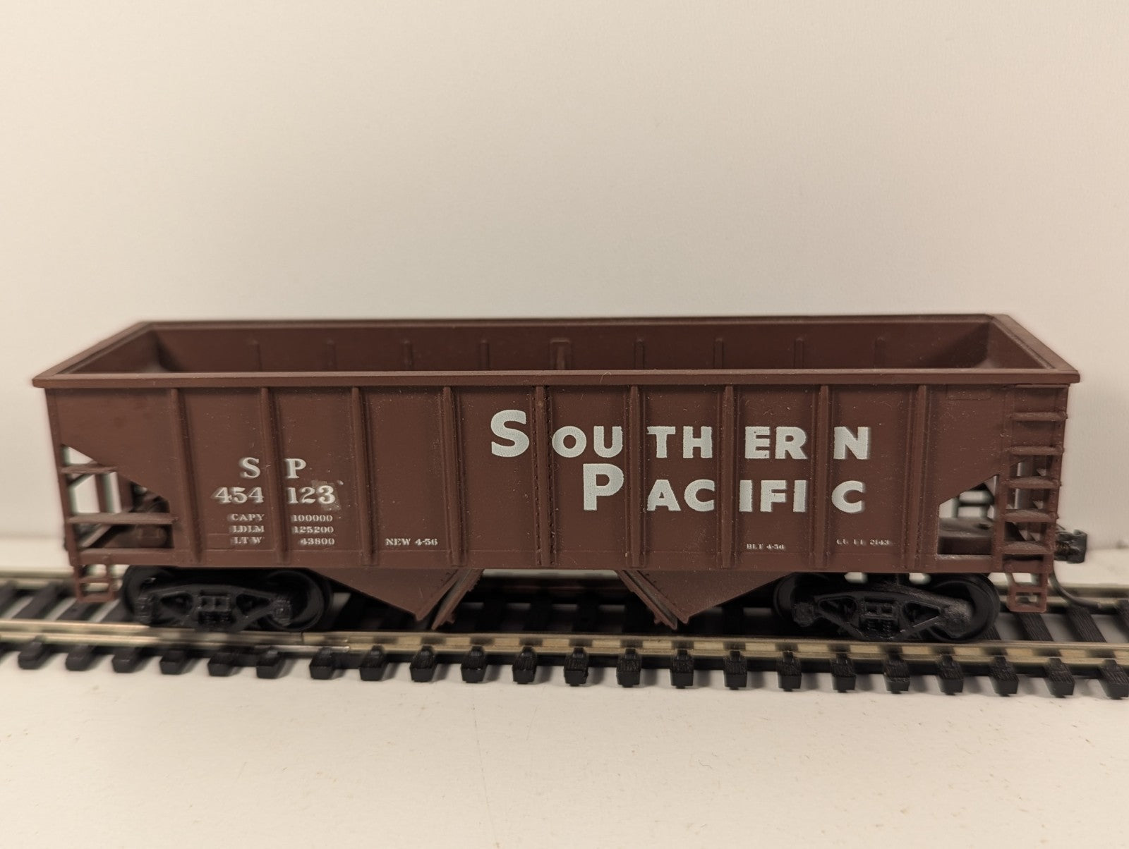 Walthers Trainline HO Gauge Southern Pacific 2-Bay Hopper Wagon