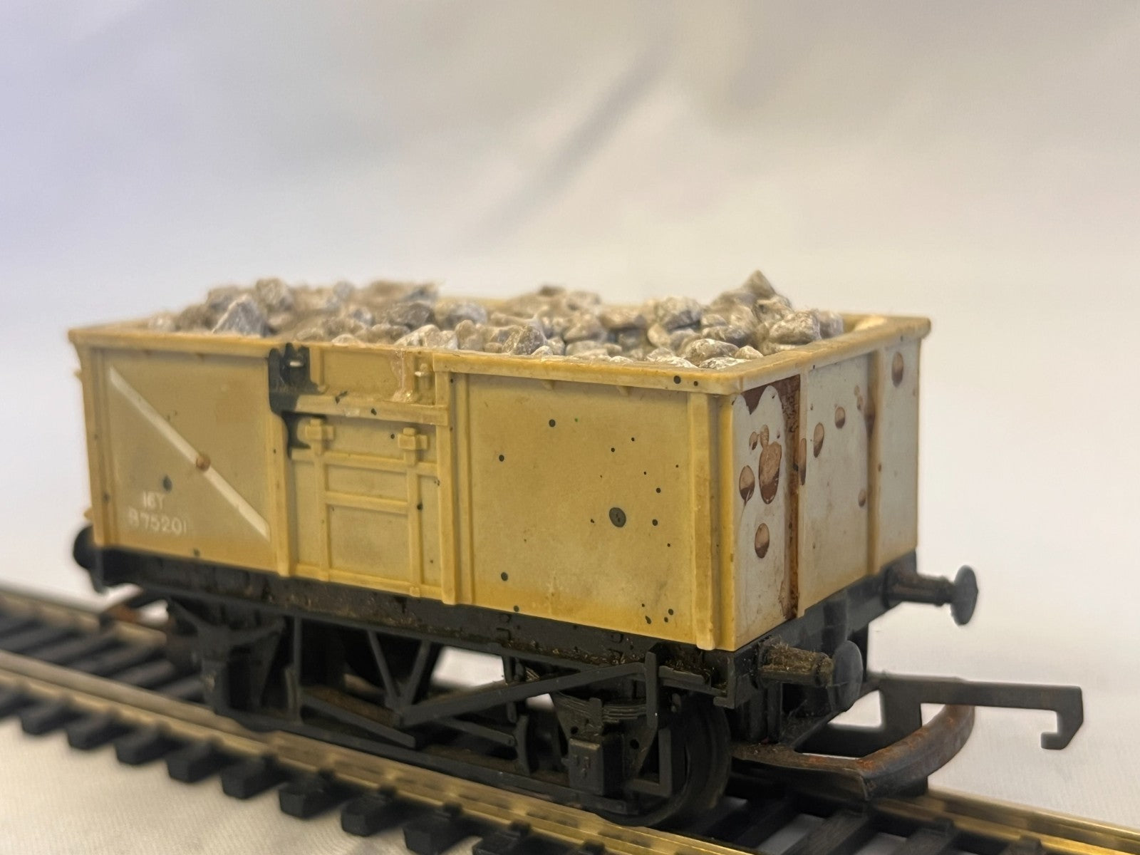 Tri-ang Hornby R243 OO Gauge 16 Ton Mineral Wagon Grey