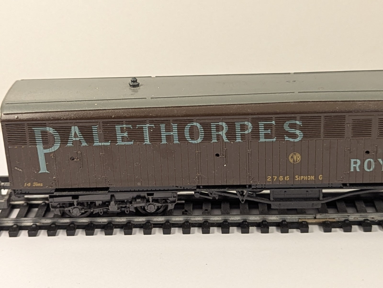 Lima OO Gauge Palethorpes Royal Cambridge Sausage Van