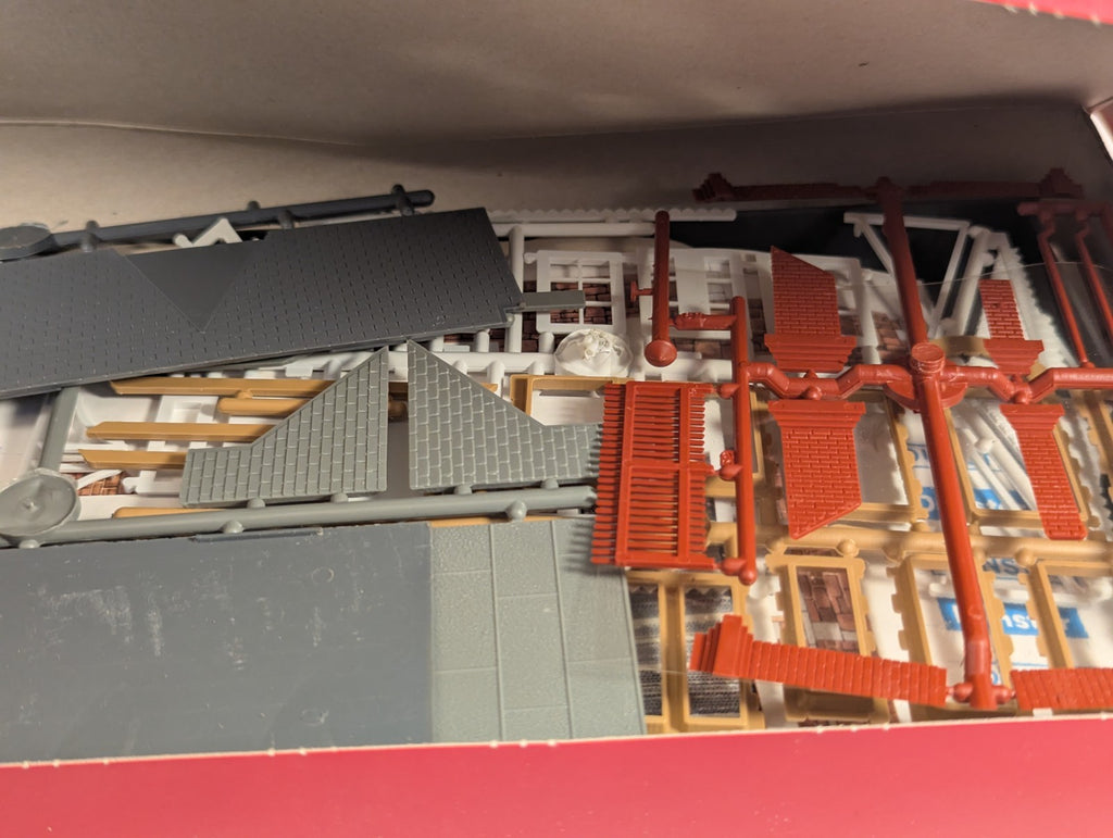 Hornby R418 Dunster Station Construction Kit