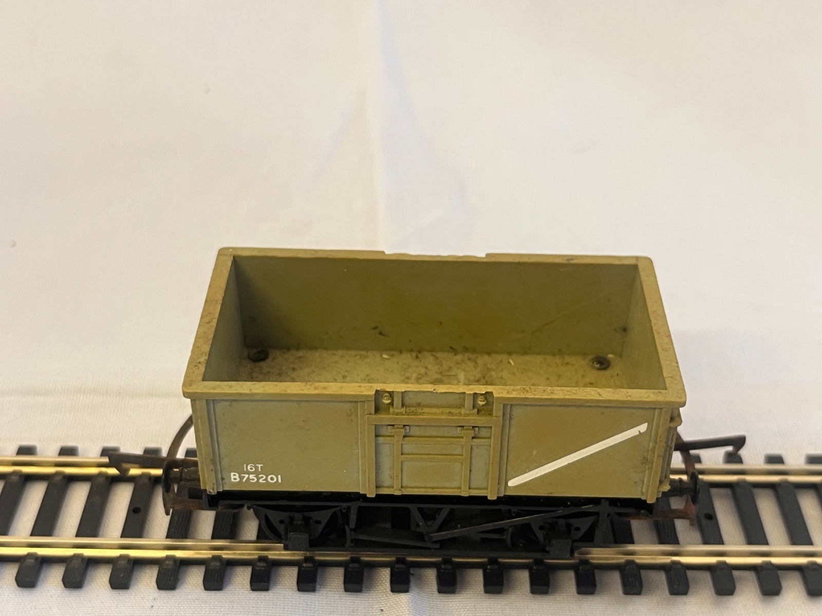 Hornby R243 OO Gauge Mineral Wagon Grey