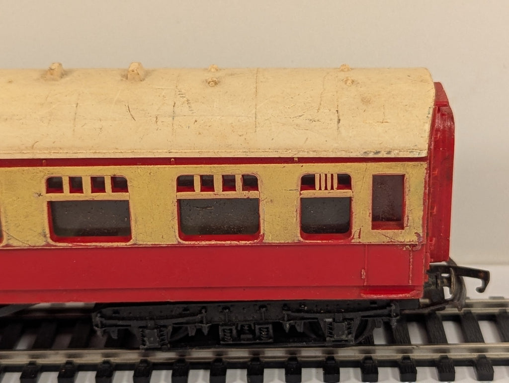 Tri-ang OO Gauge BR Maroon & Cream Composite Coach (Missing Buffer)
