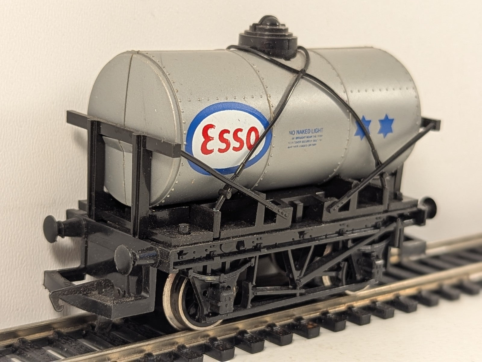Hornby Railways R008 OO Gauge Esso Tank Wagon