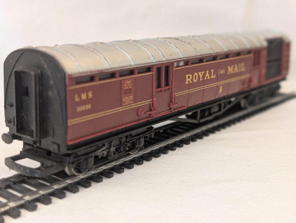 Hornby Operating Royal Mail Coach 30250 LMS – Some Damage