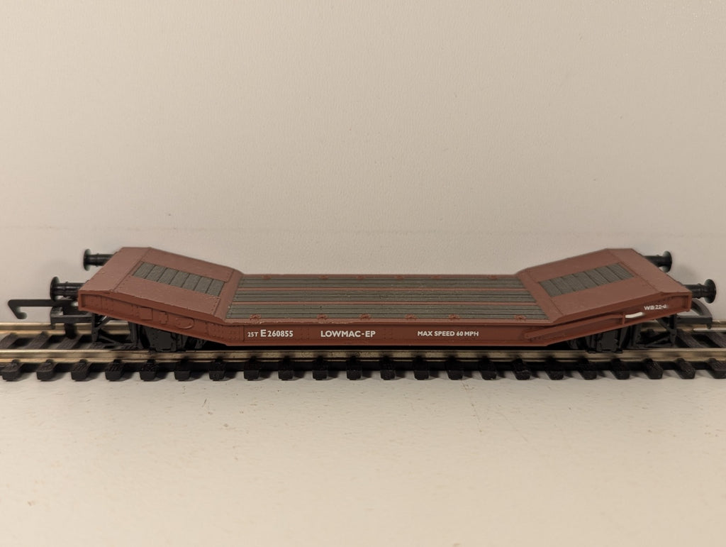 Hornby R6240 OO Gauge Bauxite Brown Lowmac Wagon