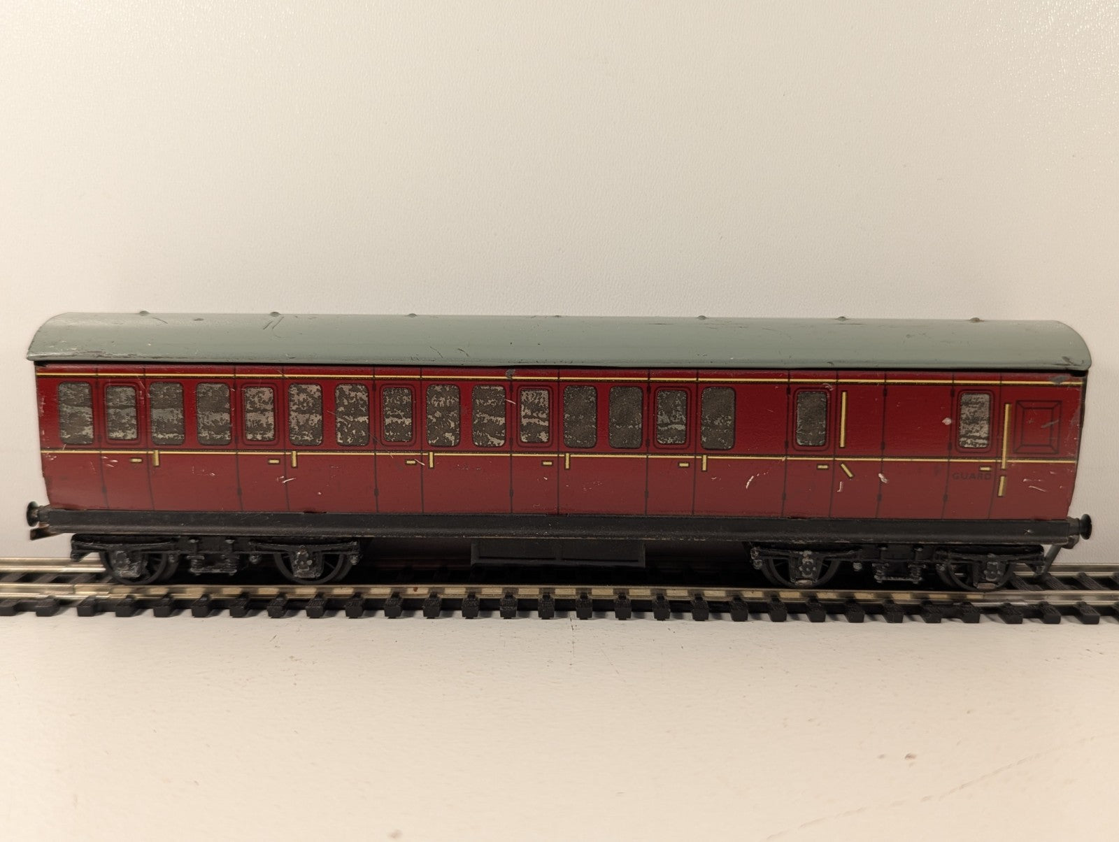Hornby Dublo OO Gauge Tinplate BR Mk1 Suburban Brake Coach Maroon