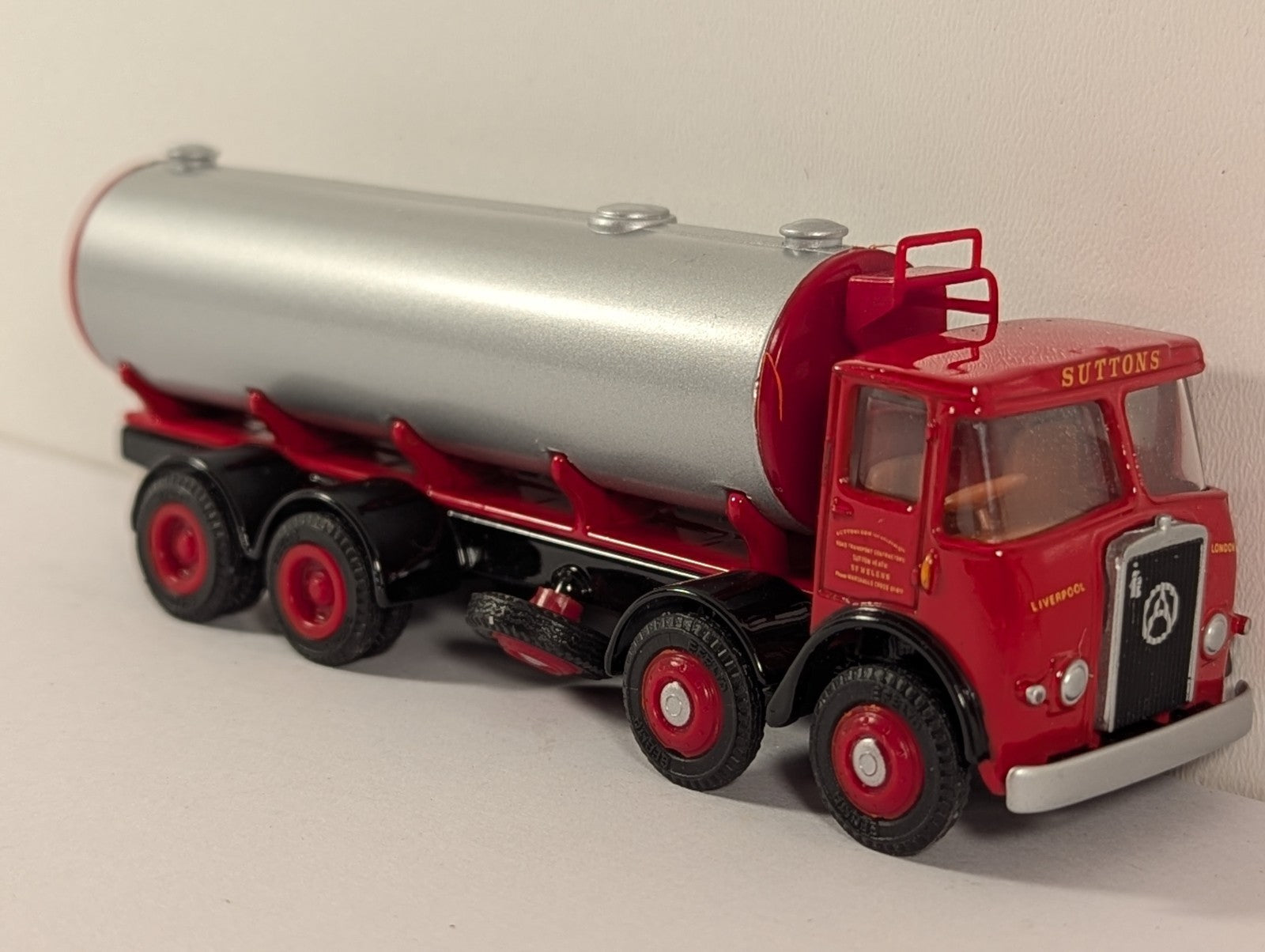 EFE Atkinson 8-Wheel Tanker – Suttons Livery – 1:76 Scale