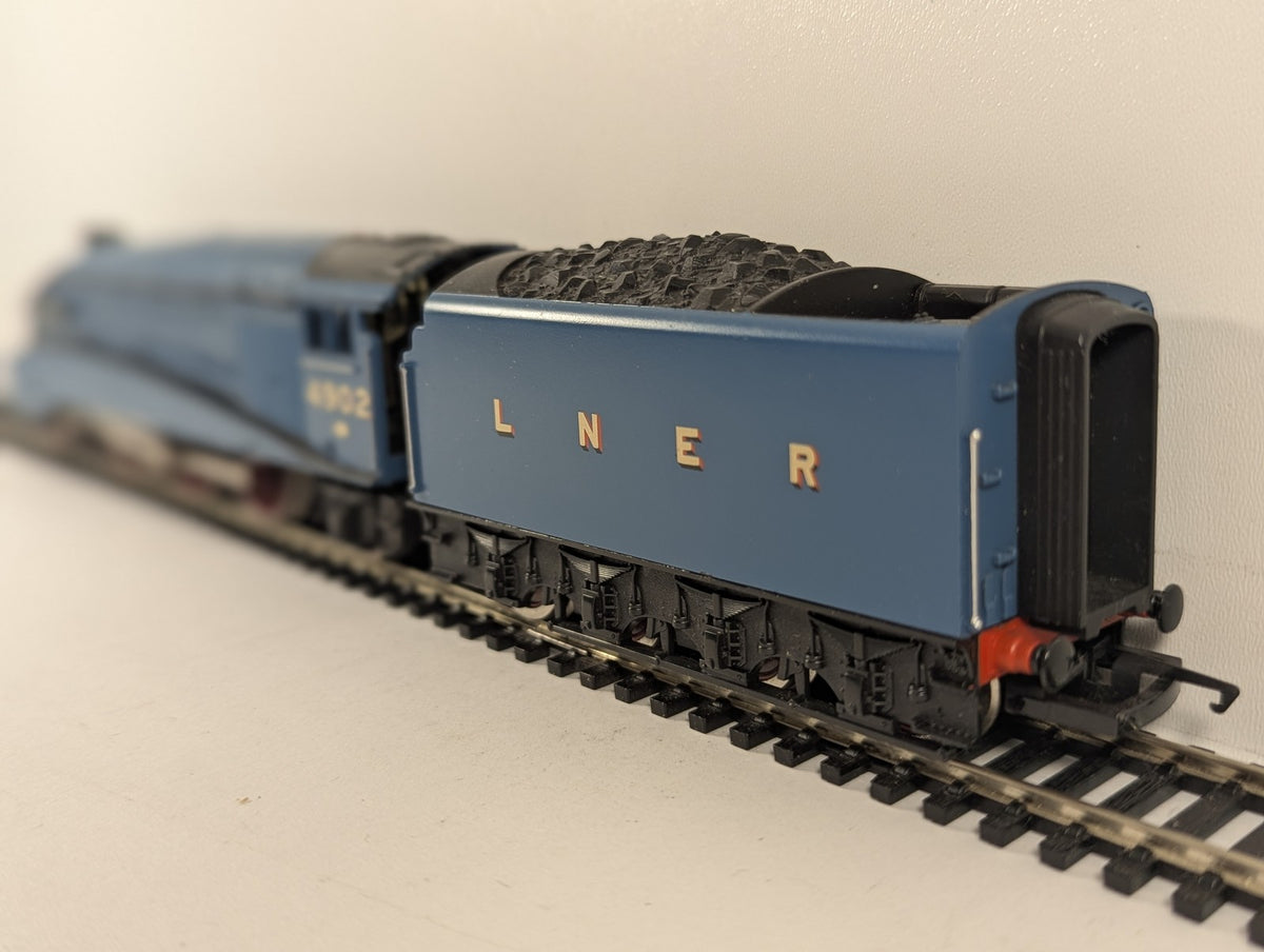 Hornby OO Gauge Class A4 'Seagull' Steam Locomotive 4902 LNER Garter Blue R372