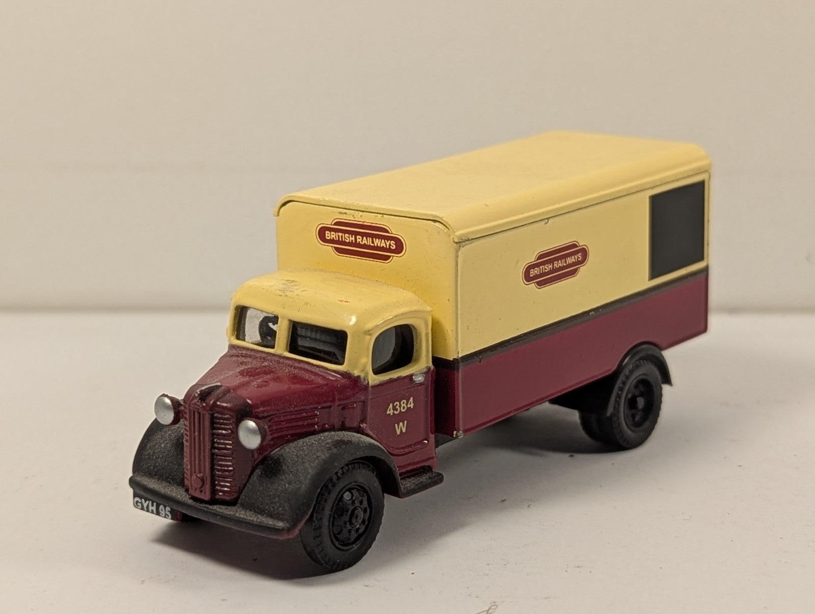 Classix OO Gauge Morris Commercial Y-Type Box Van Die-cast Model