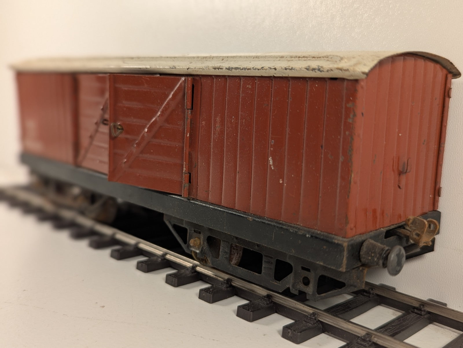 Hornby Series O Gauge No.2 NE Brown Luggage Van