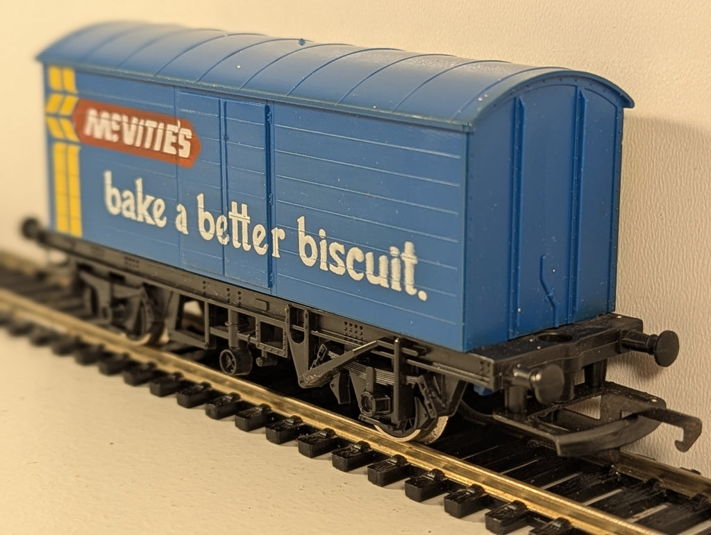 Hornby OO Gauge McVitie’s Biscuits Closed Van