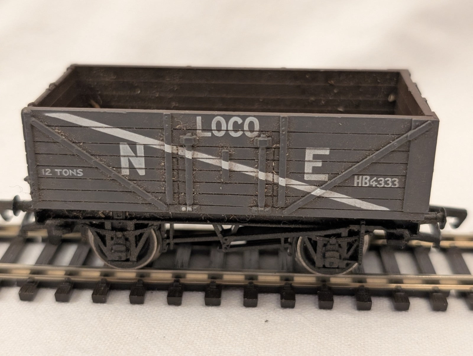 Mainline OO Gauge 37-126 7 Plank Wagon NE Loco Coal Grey