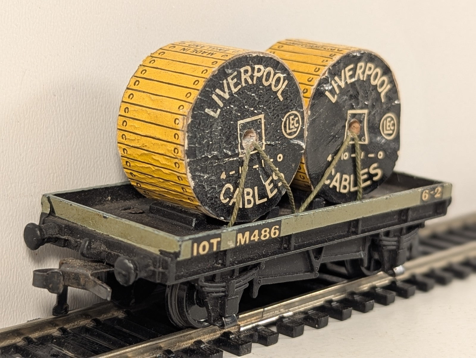 Hornby-Dublo 32086 D1 Low-Sided Wagon with Cable Drums OO Gauge - Boxed