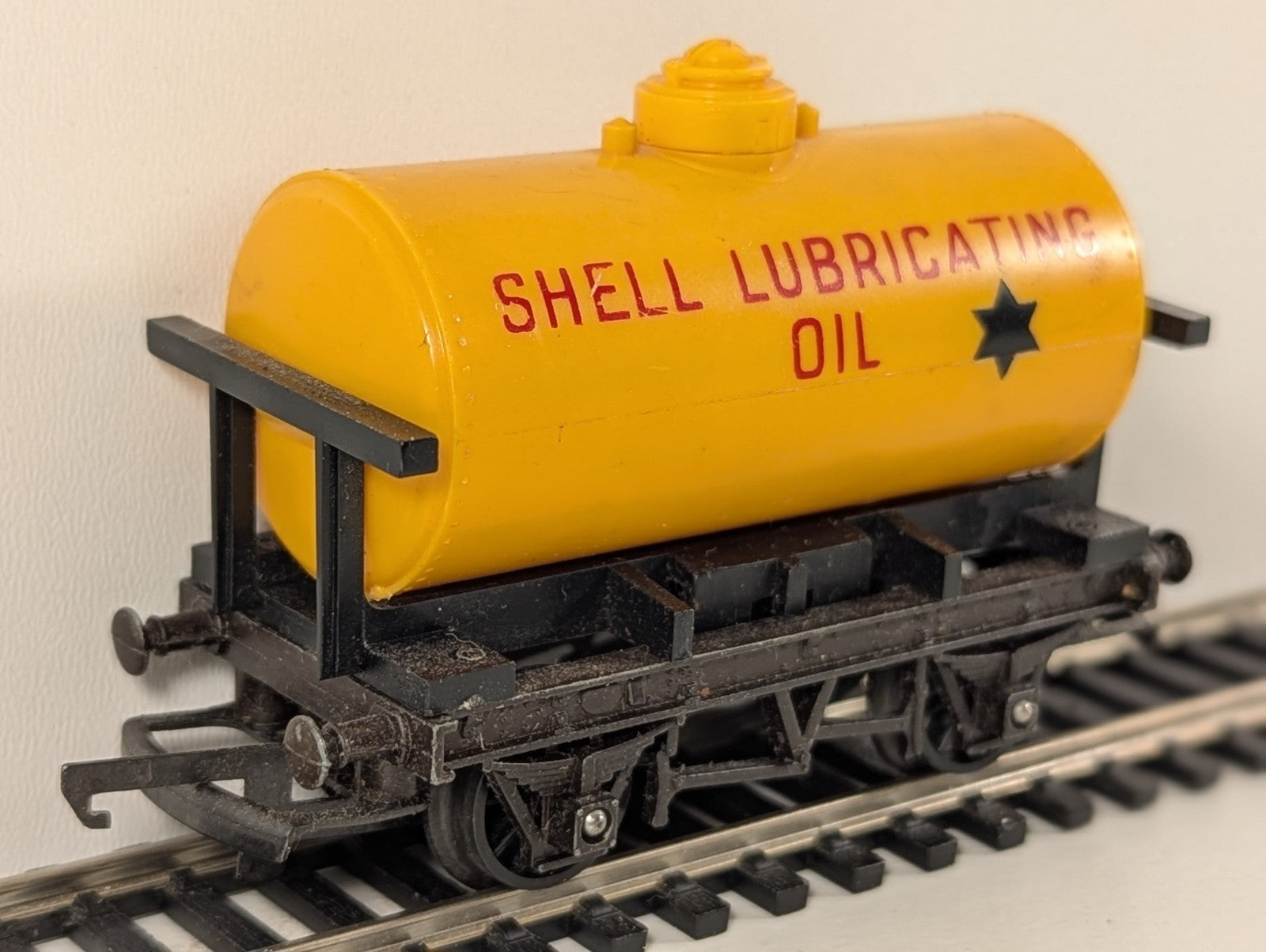 Tri-ang R211 Shell Lubricating Oil Tank – OO Gauge