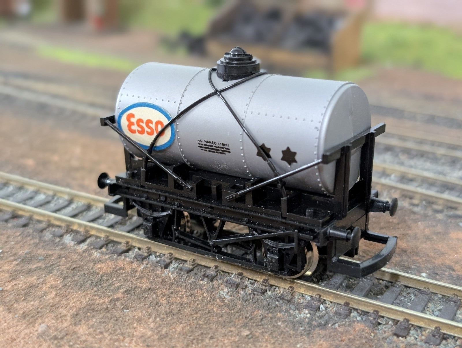 Hornby R713 Esso Tank Wagon OO Gauge