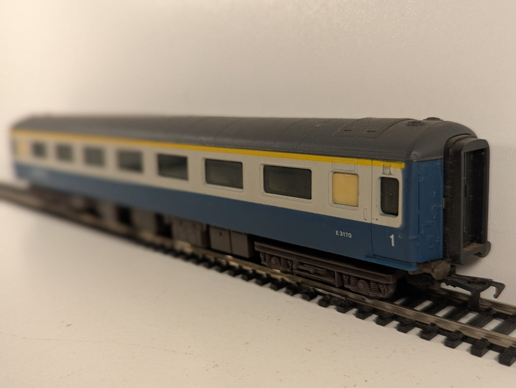 Airfix BR Mk2D First Open Coach OO Gauge