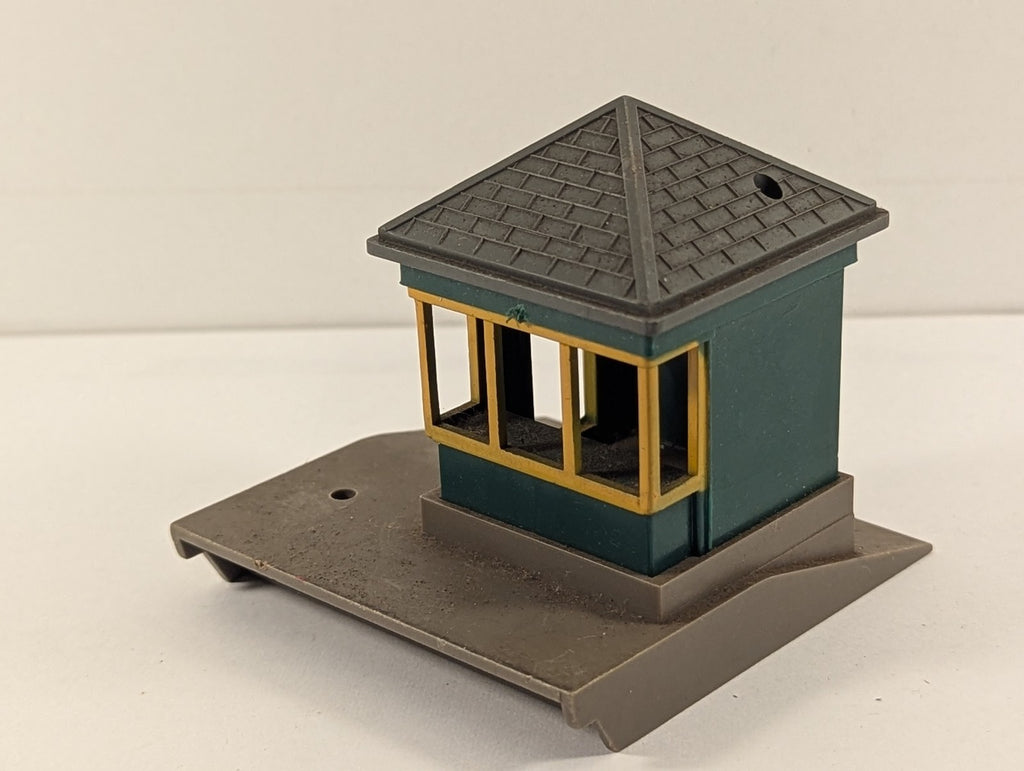 Tri-ang OO Gauge Gatekeeper's Hut Building Green and Yellow R72