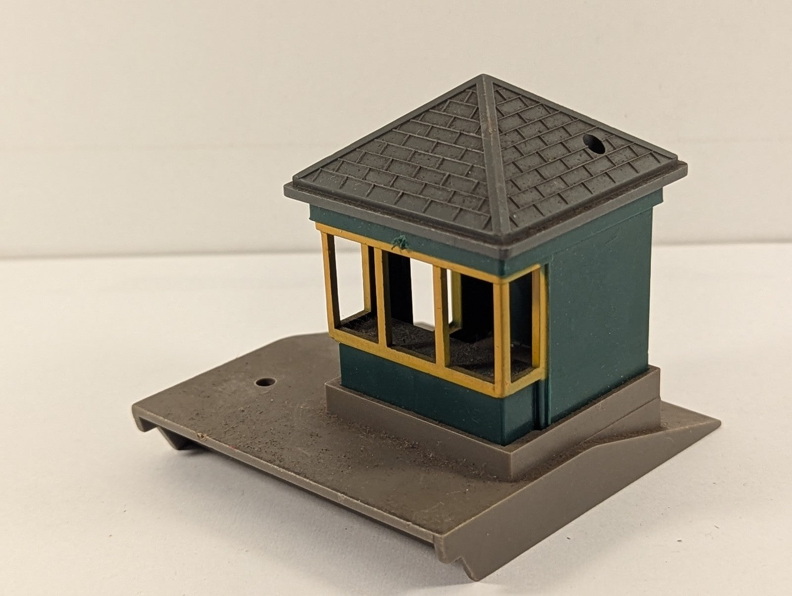 Tri-ang OO Gauge Gatekeeper's Hut Building Green and Yellow R72