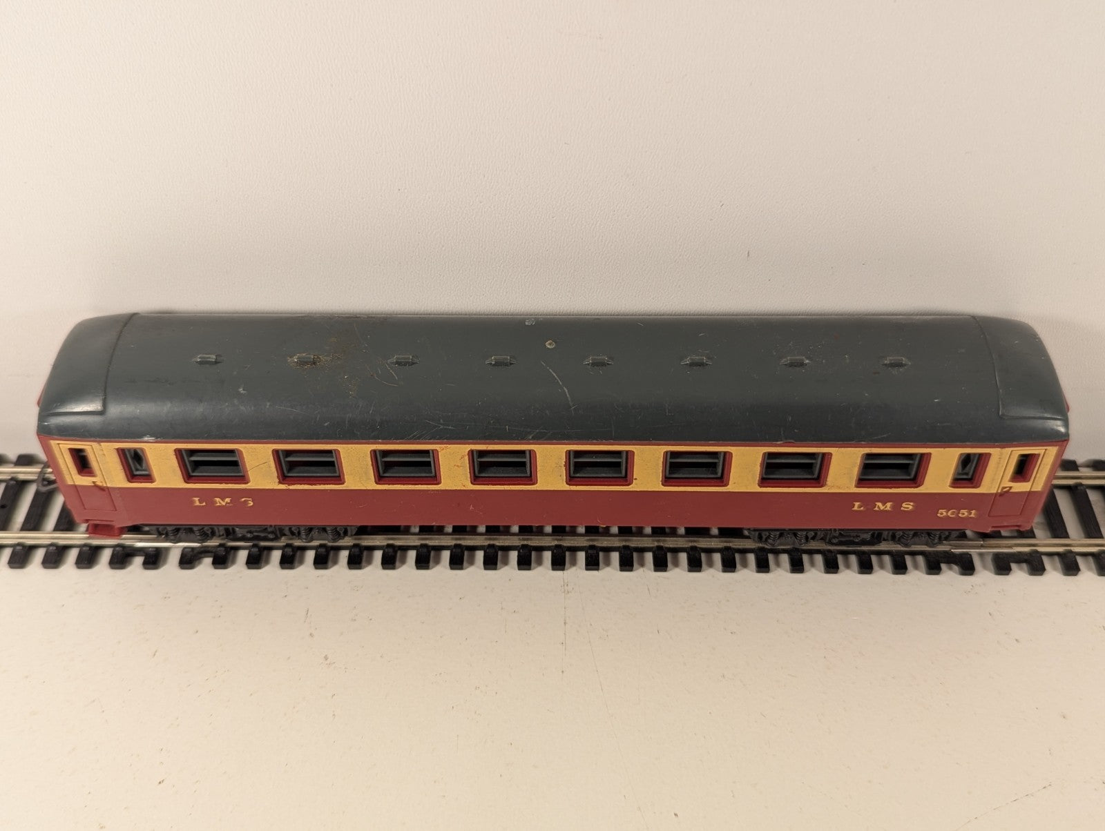 Lima HO Gauge LMS Red & Cream Passenger Coach