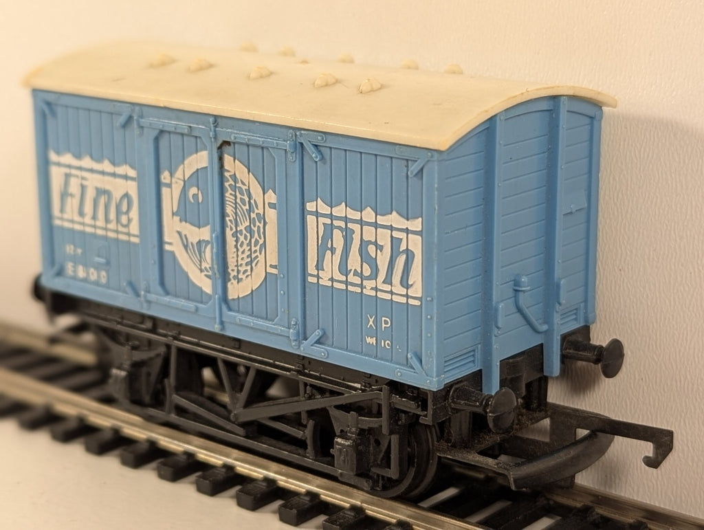 Hornby R013 Fine Fish Van – E81010 – OO Gauge
