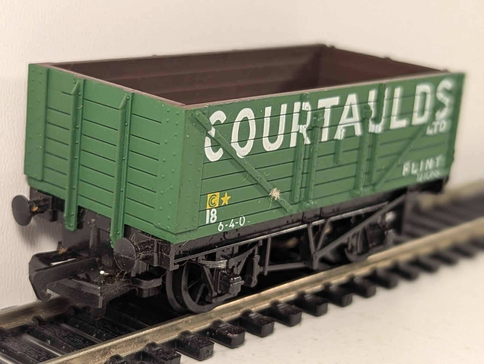 Mainline Courtaulds Ltd. Flint No.18 7 Plank Open Wagon OO Gauge - Boxed