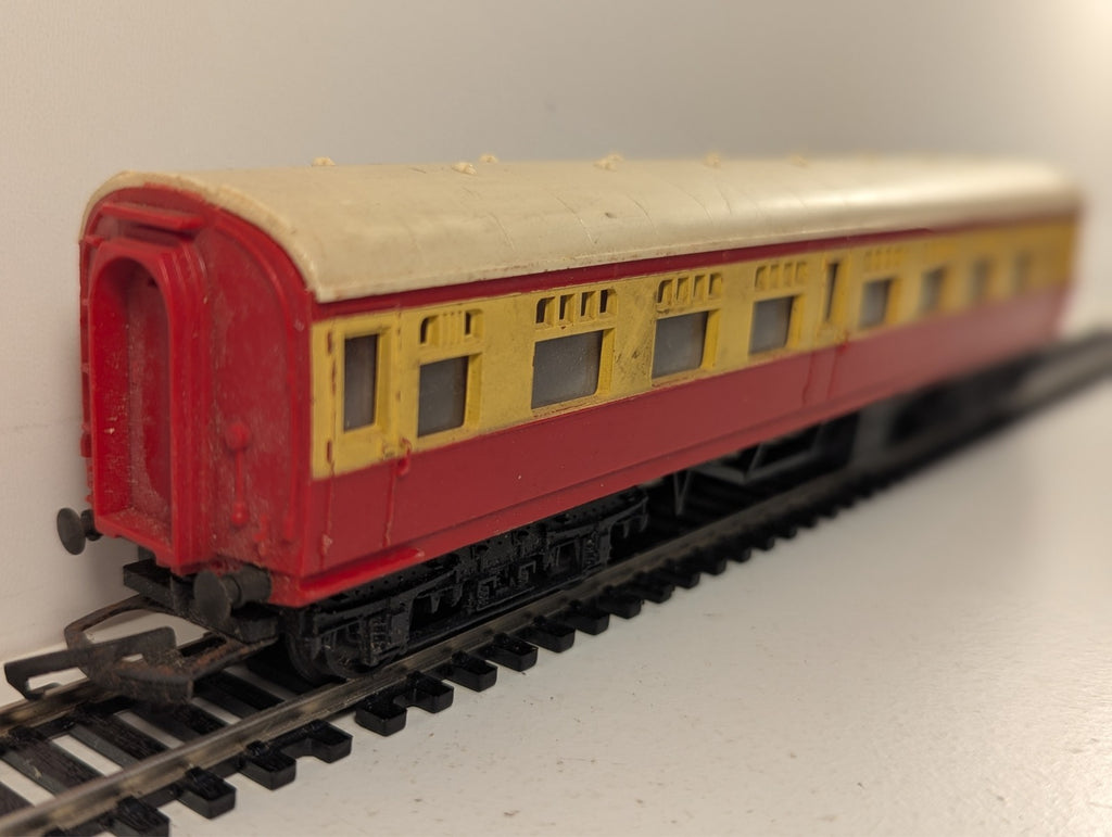 Tri-ang R29 OO Gauge Maroon & Cream Composite Coach