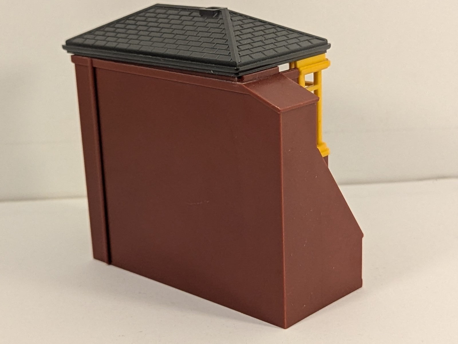 Tri-ang OO Gauge Carlisle Signal Box Brown and Yellow R.61