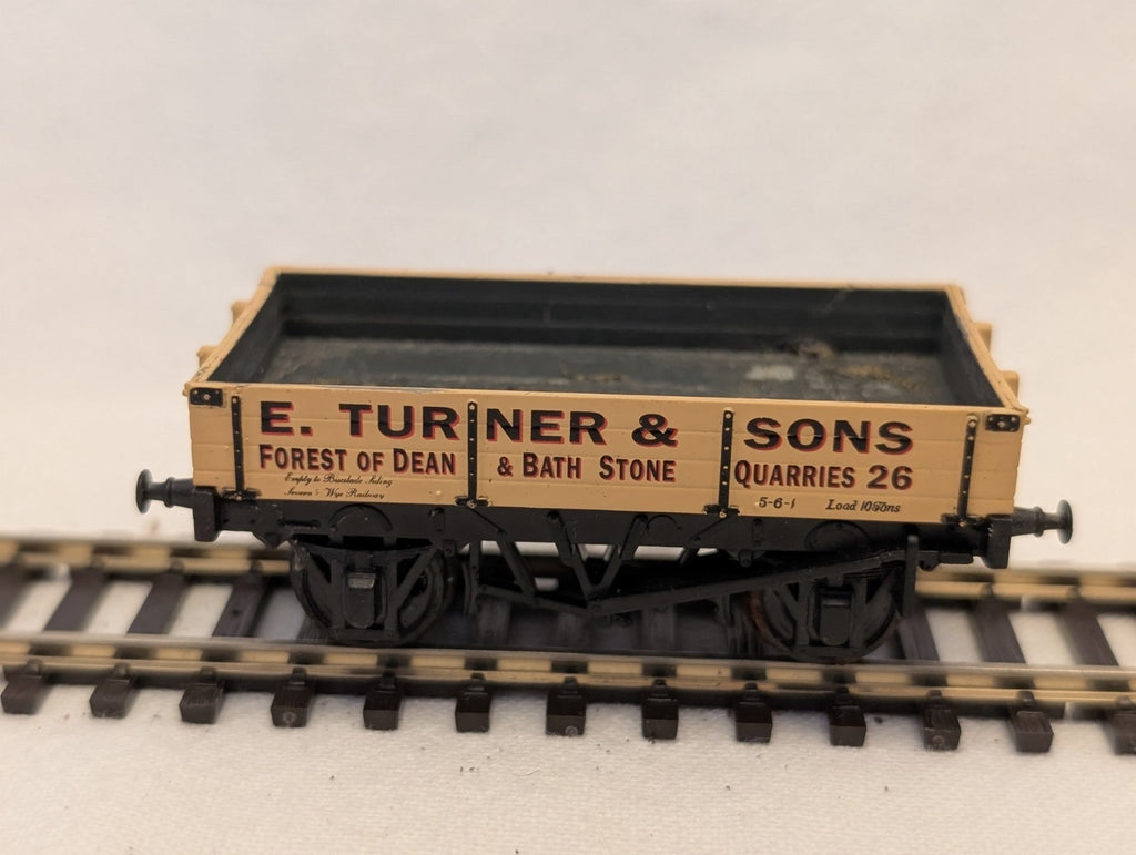 Dapol OO Gauge 4 Plank Wagon E. Turner & Sons Goods Wagon 26