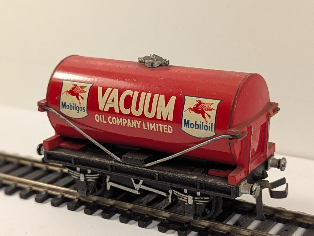 Hornby Dublo OO Gauge Vacuum Oil Company Tank Wagon