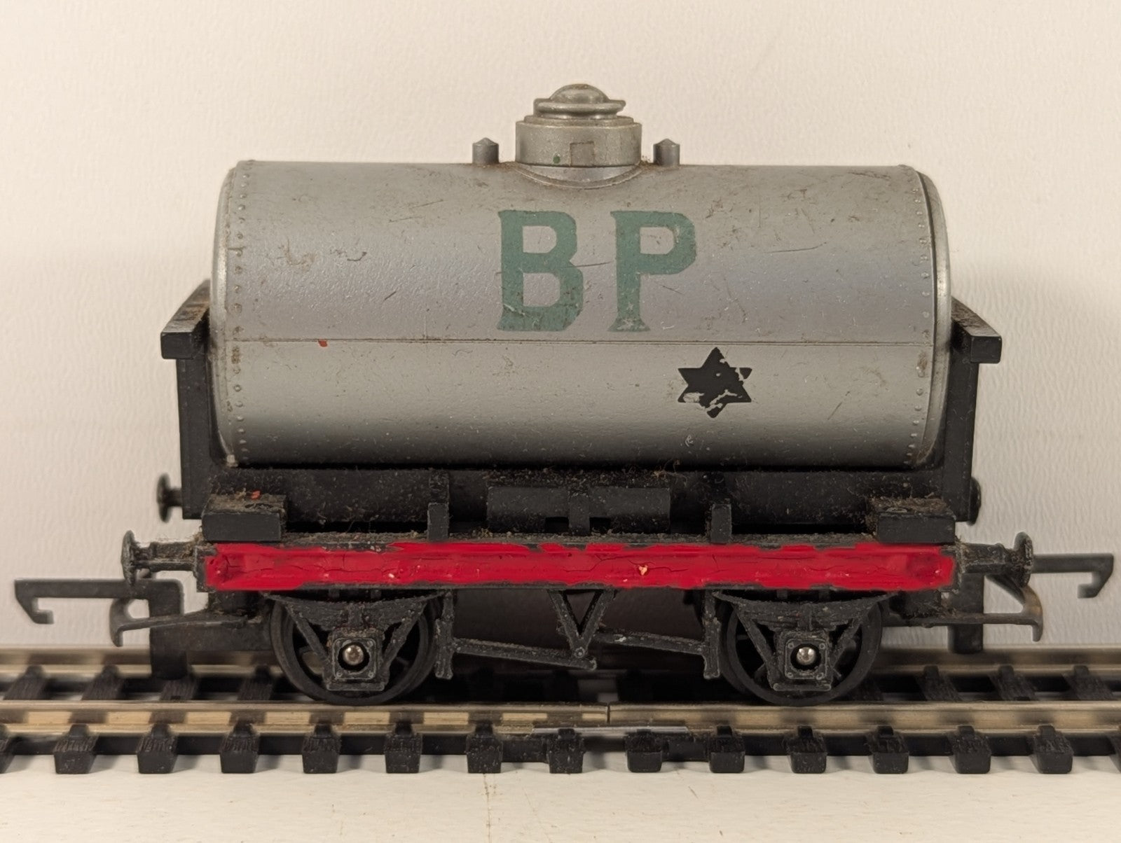 Tri-ang R12 OO Gauge Grey Tank Wagon BP/Shell