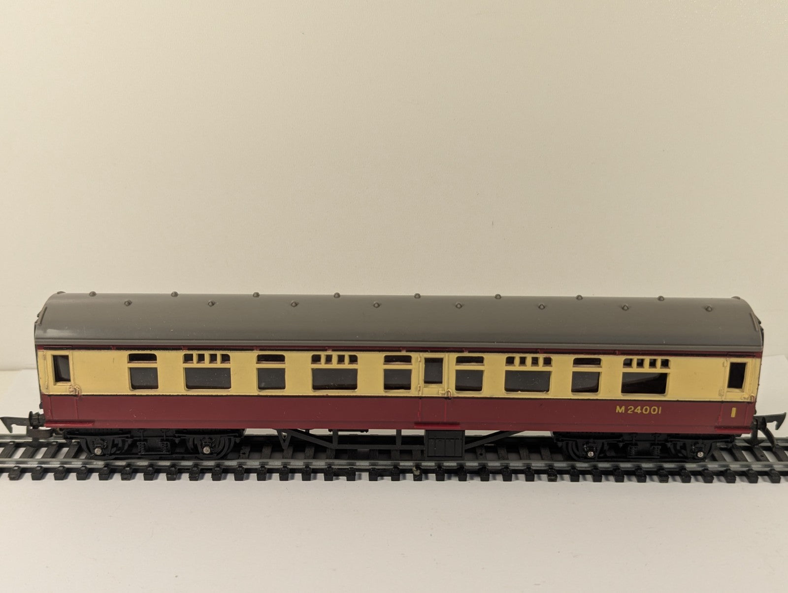 Tri-ang OO Gauge BR 1st&3rd Composite Coach Cream & Maroon - Boxed
